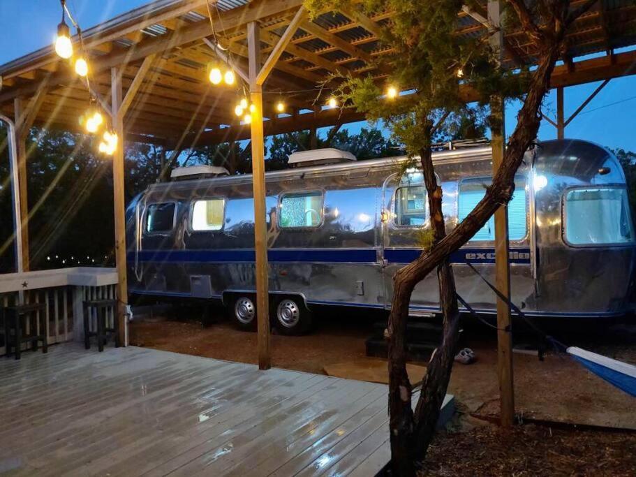 The Steel Magnolia Airstream - Cabins At Rim Rock Остин Экстерьер фото