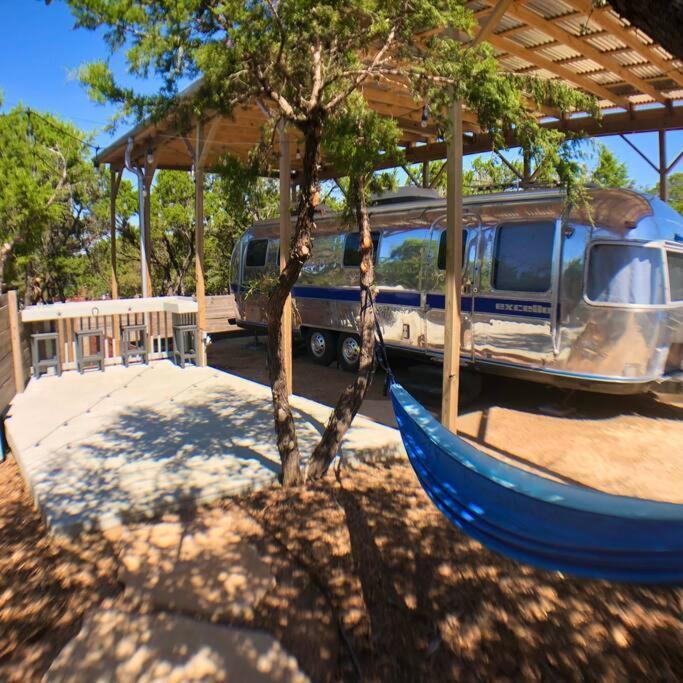 The Steel Magnolia Airstream - Cabins At Rim Rock Остин Экстерьер фото